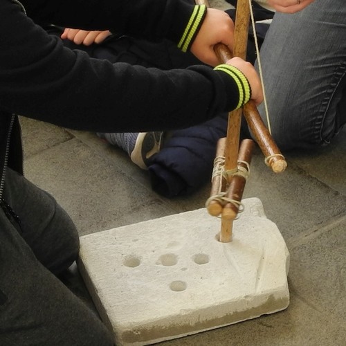 Kinder beim Ausprobieren eines Steinbohrers, Foto: LWL/Neseker